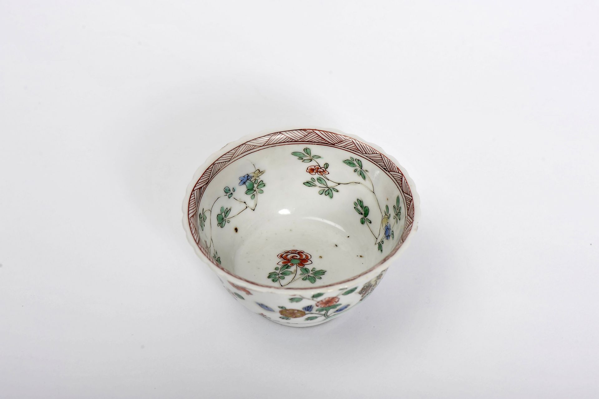 A cup with wavy rim - Image 3 of 4