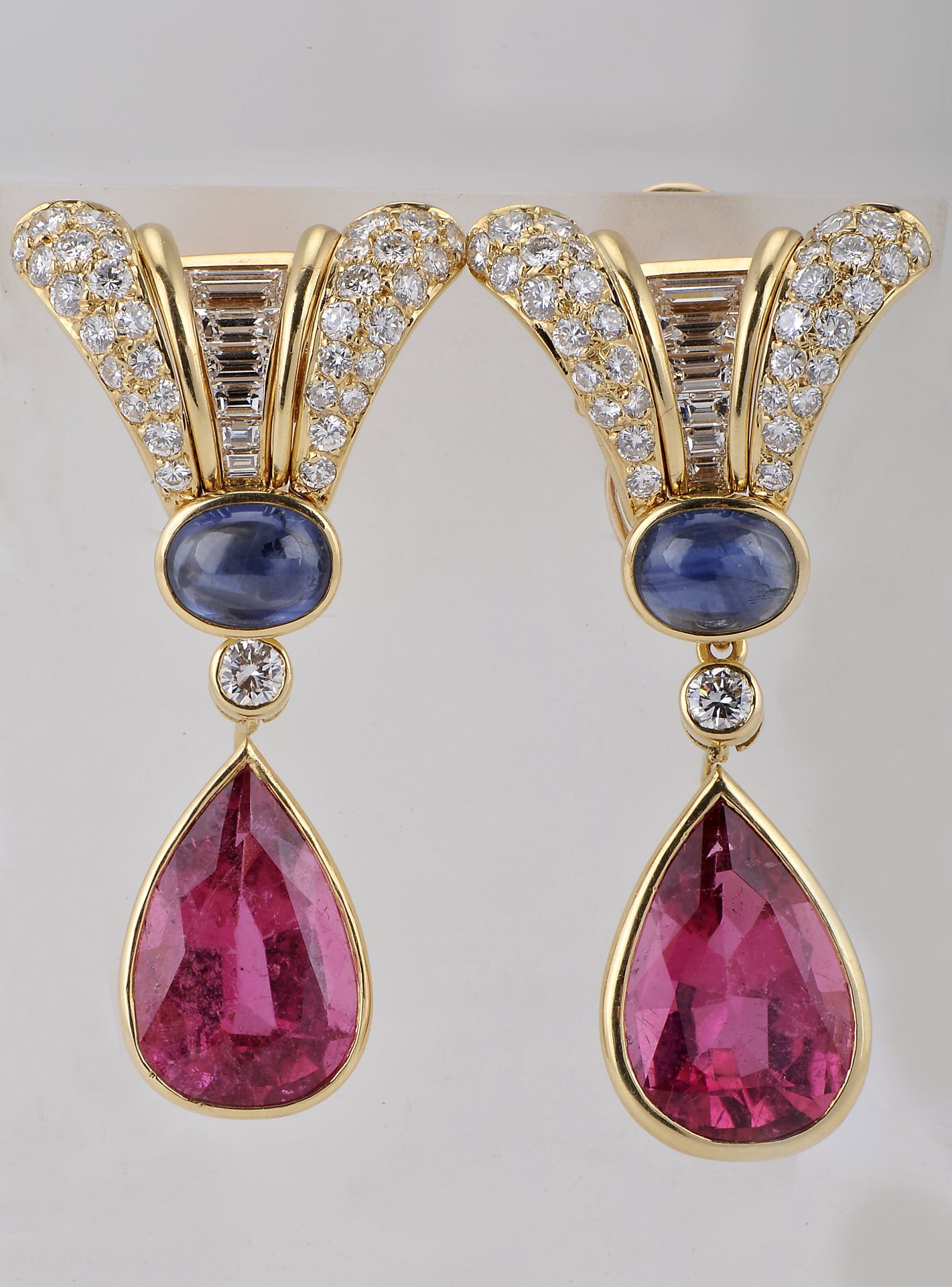 A pair of earrings - Image 2 of 5