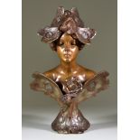 Emmanuel Villanis (1858-1914) - Bronze bust - 'Farfalla', lady with butterfly dress and hairpiece,