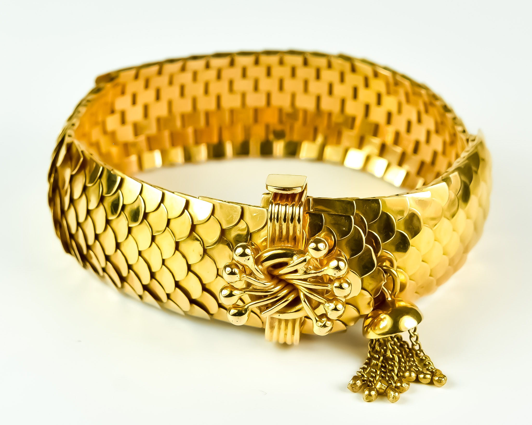 A 21ct Gold Bracelet in the Form of Fish Scales, Modern, 200mm x 20mm, gross weight 70g