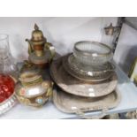 MIXED LOT OF ELECTROPLATE; TO INCLUDE; THREE GALLERIED TRAYS, MOULDED GLASS CLARET JUG, FRUIT BOWLS,