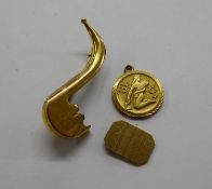 9ct GOLD BROOCH,  BEING THE MOUNT FOR A CLAW; PART OF A 9ct GOLD CUFF LINK AND 9K GOLD DISC PENDANT,