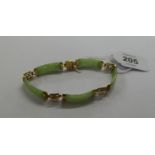 CHINESE 9k GOLD AND GREEN HARDSTONE BRACELET, WITH FIVE CURVED HARDSTONE LINKS WITH GOLD MOUNTED