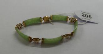 CHINESE 9k GOLD AND GREEN HARDSTONE BRACELET, WITH FIVE CURVED HARDSTONE LINKS WITH GOLD MOUNTED