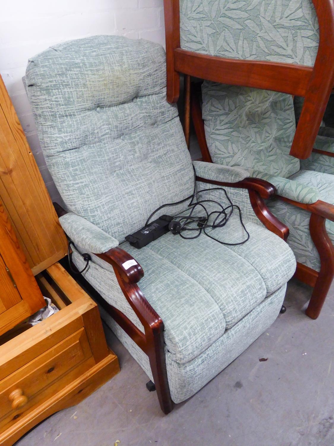 AN ELM FRAMED ELECTRONICALLY ADJUSTABLE RECLINING AND TILTING  FIRESIDE ARMCHAIR, BUTTON UPHOLSTERED