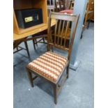 A SET OF FIVE MAHOGANY DINING CHAIRS, INCLUDING A CARVER?S ARMCHAIR, WITH FOUR RIB BACKS, DROP-IN