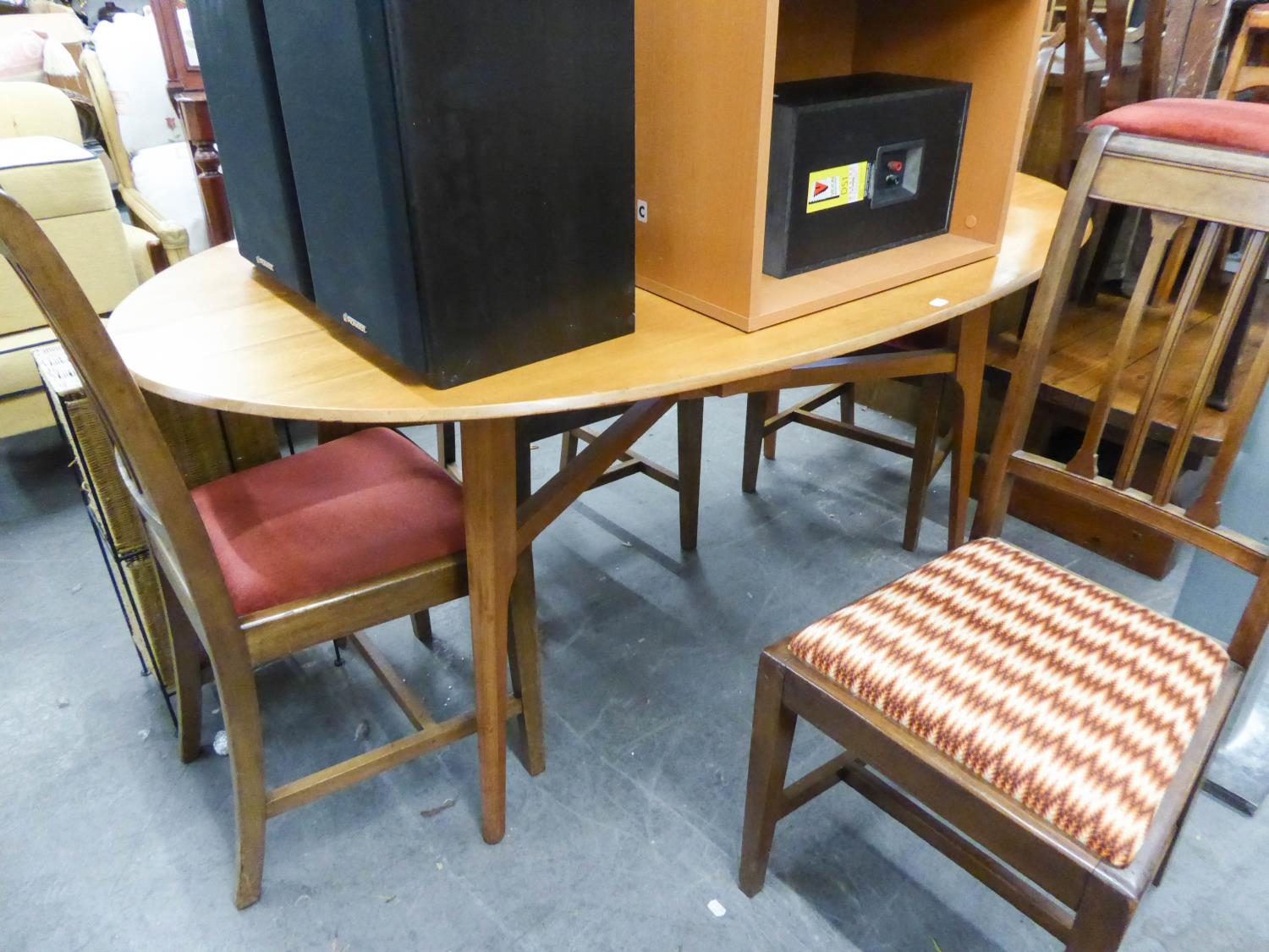 A PALE WALNUT OVAL DINING TABLE, WITH FIXED TOP, ON FOUR SLIGHTLY SPLAYED TAPERING LEGS, 5?6?