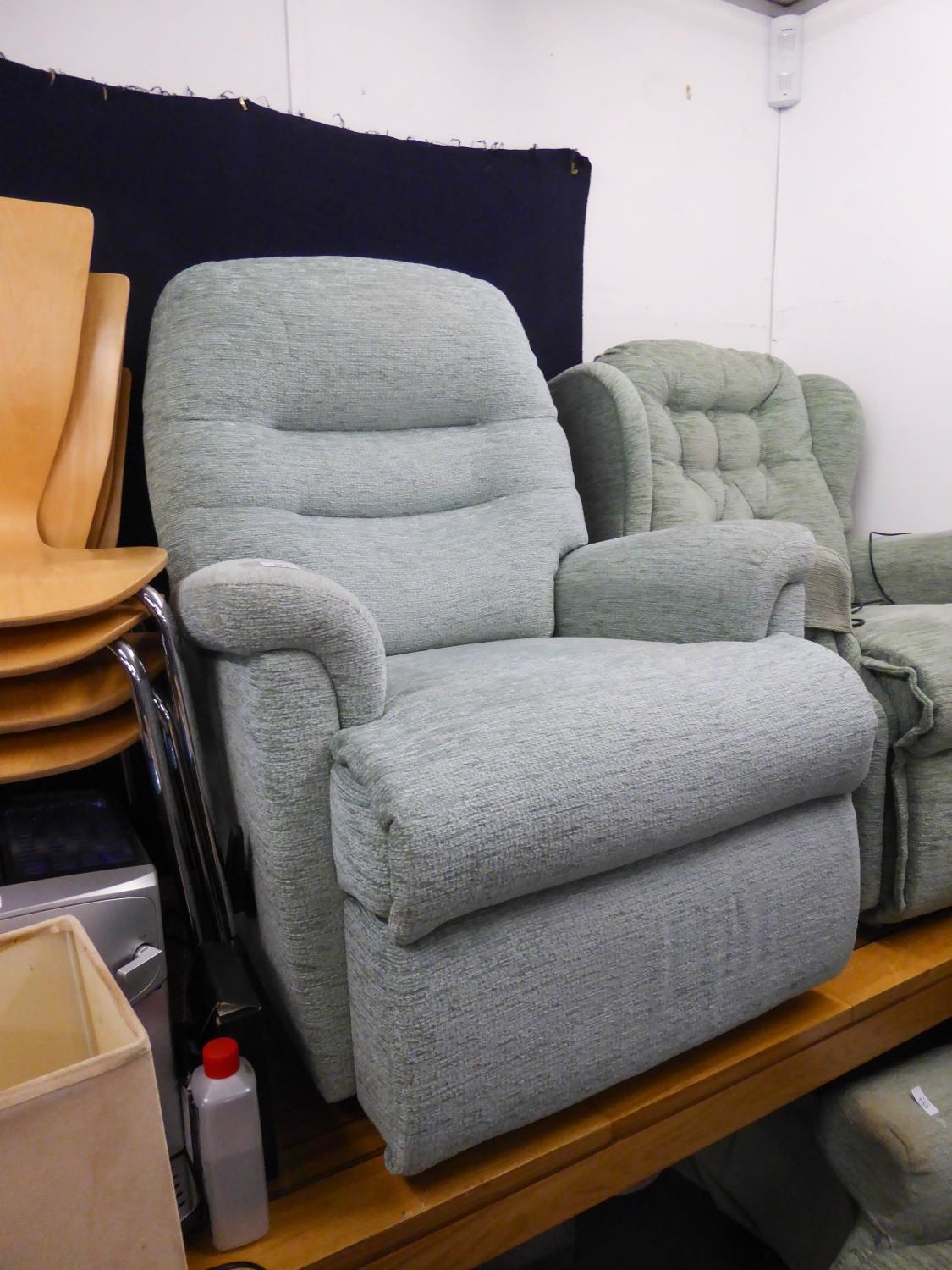 A MANUALLY RECLINING LOUNGE ARMCHAIR, COVERED IN GREY WOVEN FABRIC