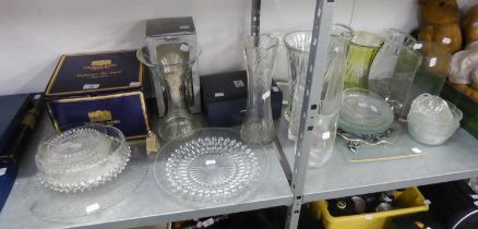 A THOMAS WEBB CUT GLASS FRUIT BOWL (BOXED), A PAIR OF ROYAL COMMEMORATIVE BRANDY GLASSES (BOXED) AND