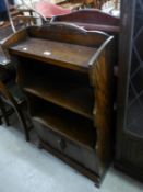 AN OAK THREE SHELF OPEN BOOKCASE WITH SINGLE DOOR BELOW AND A SIMILAR STYLE MAHOGANY BOOKCASE (2)