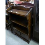 AN OAK THREE SHELF OPEN BOOKCASE WITH SINGLE DOOR BELOW AND A SIMILAR STYLE MAHOGANY BOOKCASE (2)