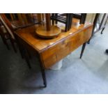 AN EARLY 19TH CENTURY ANTIQUE MAHOGANY PEMBROKE TABLE, WITH END DRAWER, ON FOUR TURNED TAPERING LEGS