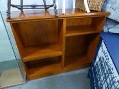 AN ELM SMALL OPEN BOOKCASE OF THREE TIERS, ON PLINTH BASE, 4?2? WIDE