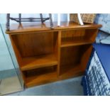 AN ELM SMALL OPEN BOOKCASE OF THREE TIERS, ON PLINTH BASE, 4?2? WIDE