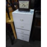 A WHITE PAINTED WOOD CHEST OF FIVE DRAWERS