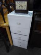 A WHITE PAINTED WOOD CHEST OF FIVE DRAWERS