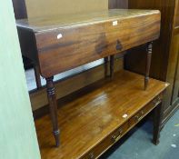 AN EARLY NINETEENTH CENTURY MAHOGANY PEMBROKE DINING TABLE WITH END DRAWERS, ON FOUR TURNED TAPERING