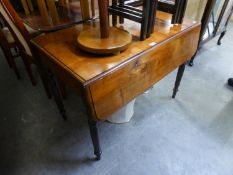 AN EARLY 19TH CENTURY ANTIQUE MAHOGANY PEMBROKE TABLE, WITH END DRAWER, ON FOUR TURNED TAPERING LEGS