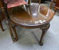 A MAHOGANY CIRCULAR COFFEE TABLE, ON CABRIOLE LEGS AND THE LOOSE PLATE GLASS PROTECTOR