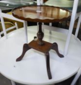 A MAHOGANY REGENCY STYLE OVAL COFFEE TABLE, ON QUARTETTE SUPPORTS