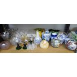 MIXED LOT OF GLASS AND CERAMICS TO INCLUDE; A BLUE AND WHITE CHINESE TEAPOT AND SIX TEA BOWLS, A