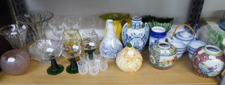 MIXED LOT OF GLASS AND CERAMICS TO INCLUDE; A BLUE AND WHITE CHINESE TEAPOT AND SIX TEA BOWLS, A