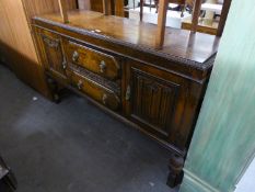 A GOOD QUALITY JACOBEAN STYLE CARVED OAK SIDEBOARD,WITH TWO CENTRE DRAWERS, FLANKED BY TWO LINEN