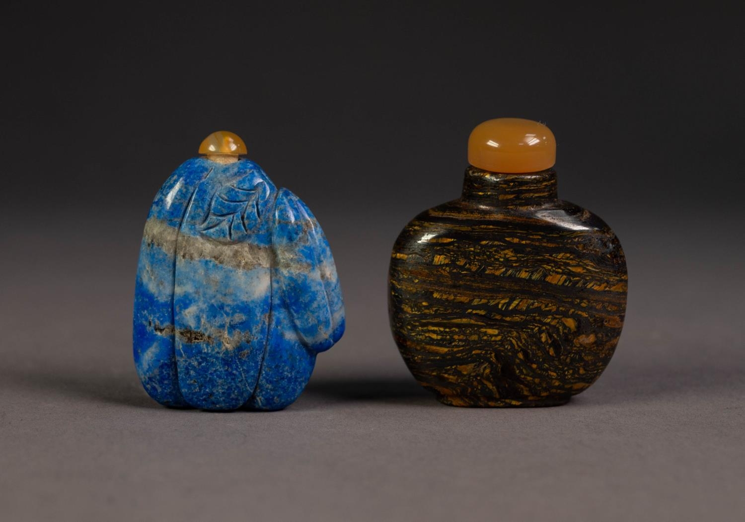 CHINESE BLUE AND GREY MOTTLED HARDSTONE SNUFF BOTTLE, carved on the left shoulder with a melon and - Image 2 of 3