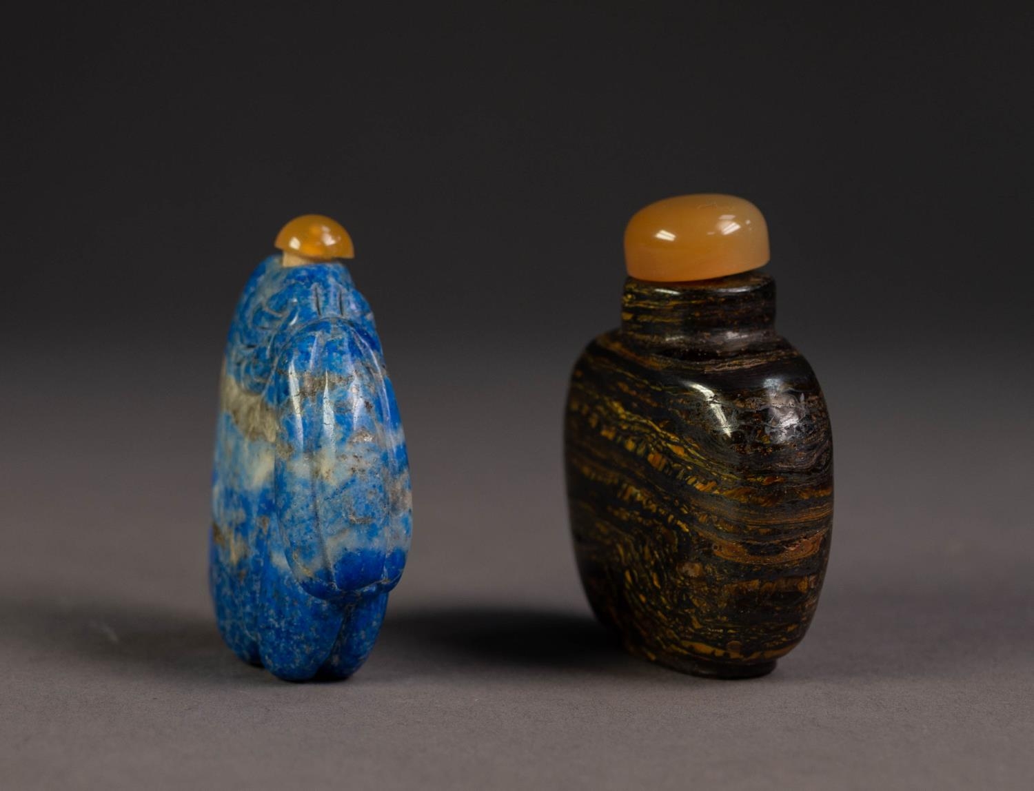 CHINESE BLUE AND GREY MOTTLED HARDSTONE SNUFF BOTTLE, carved on the left shoulder with a melon and - Image 3 of 3