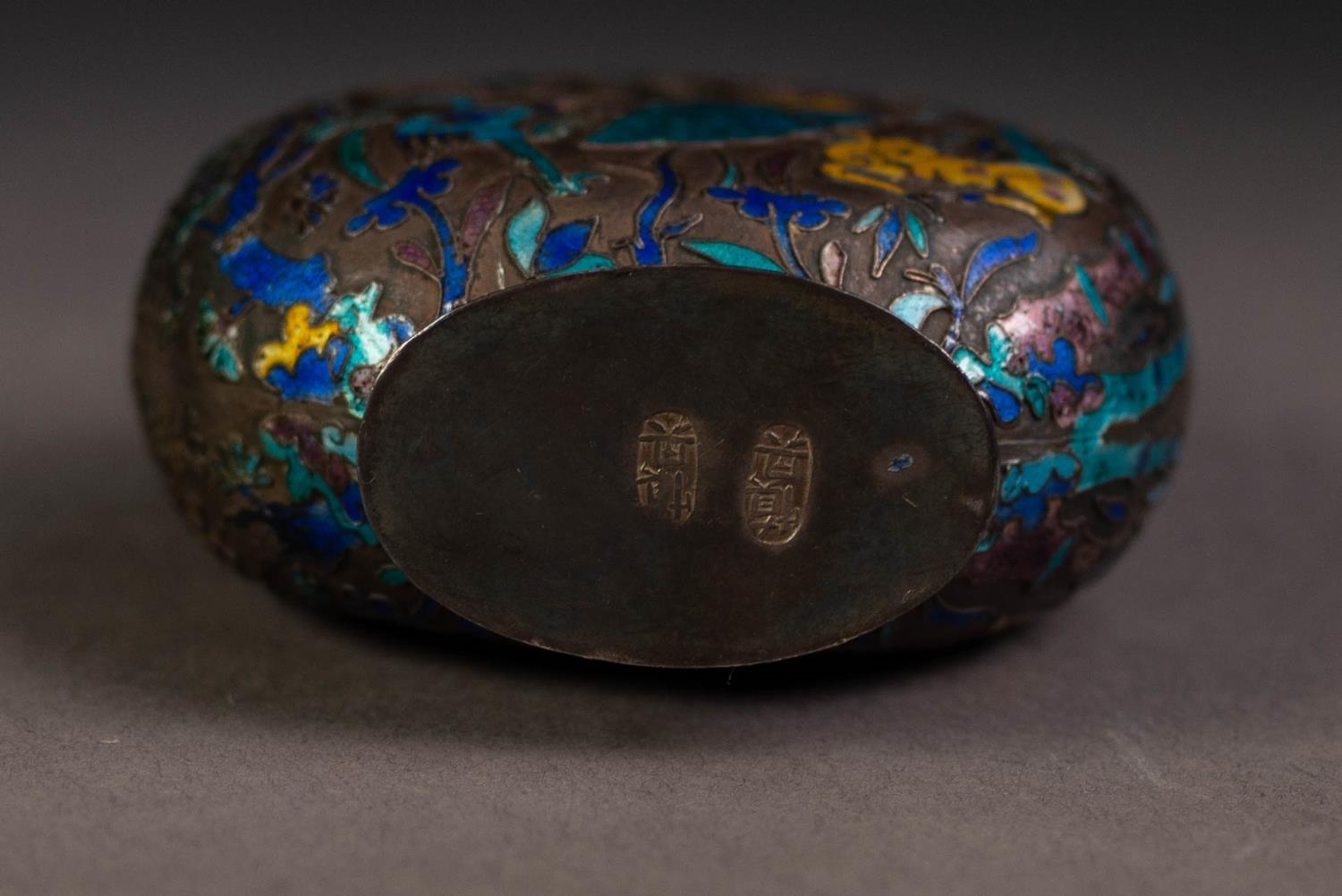 CHINESE ANTIQUE SILVER AND CLOISONNE ENAMELLED SNUFF BOTTLE, moon flask shaped, with domed stopper - Image 3 of 3