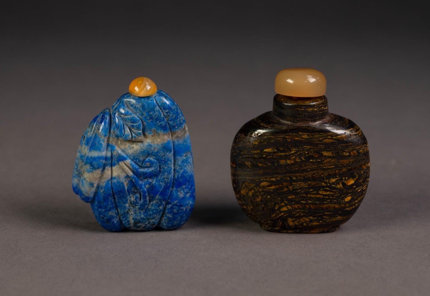 CHINESE BLUE AND GREY MOTTLED HARDSTONE SNUFF BOTTLE, carved on the left shoulder with a melon and
