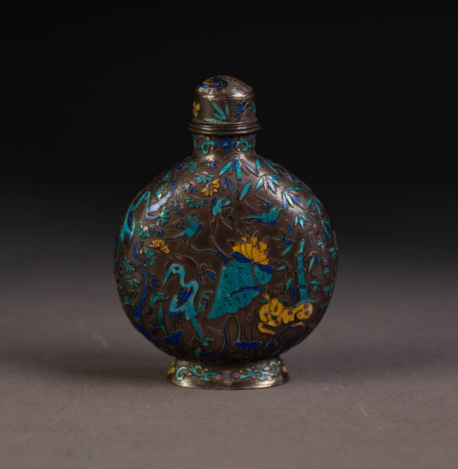 CHINESE ANTIQUE SILVER AND CLOISONNE ENAMELLED SNUFF BOTTLE, moon flask shaped, with domed stopper - Image 2 of 3