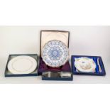A ROYAL WORCESTER CAKE PLATE (BOXED), MATCHING CAKE KNIFE (BOXED), A SPODE 'THE SERVICE OF PASSOVER'