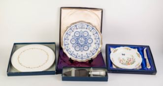 A ROYAL WORCESTER CAKE PLATE (BOXED), MATCHING CAKE KNIFE (BOXED), A SPODE 'THE SERVICE OF PASSOVER'