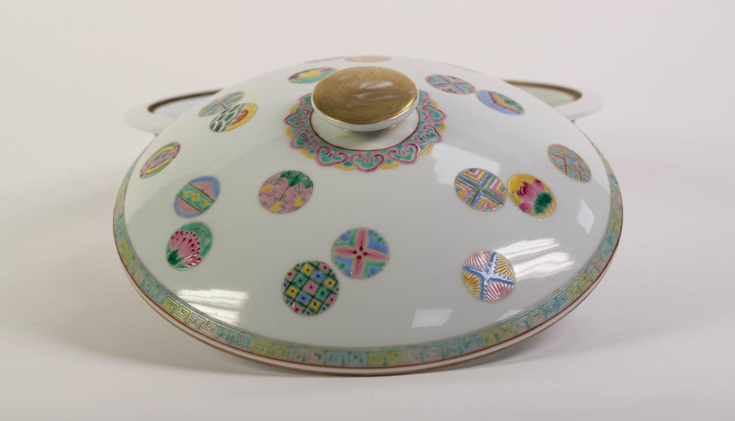 MODERN CHINESE ENAMELLED PORCELAIN SERVING DISH AND COVER, of typical form with small, gilt elephant - Image 3 of 4