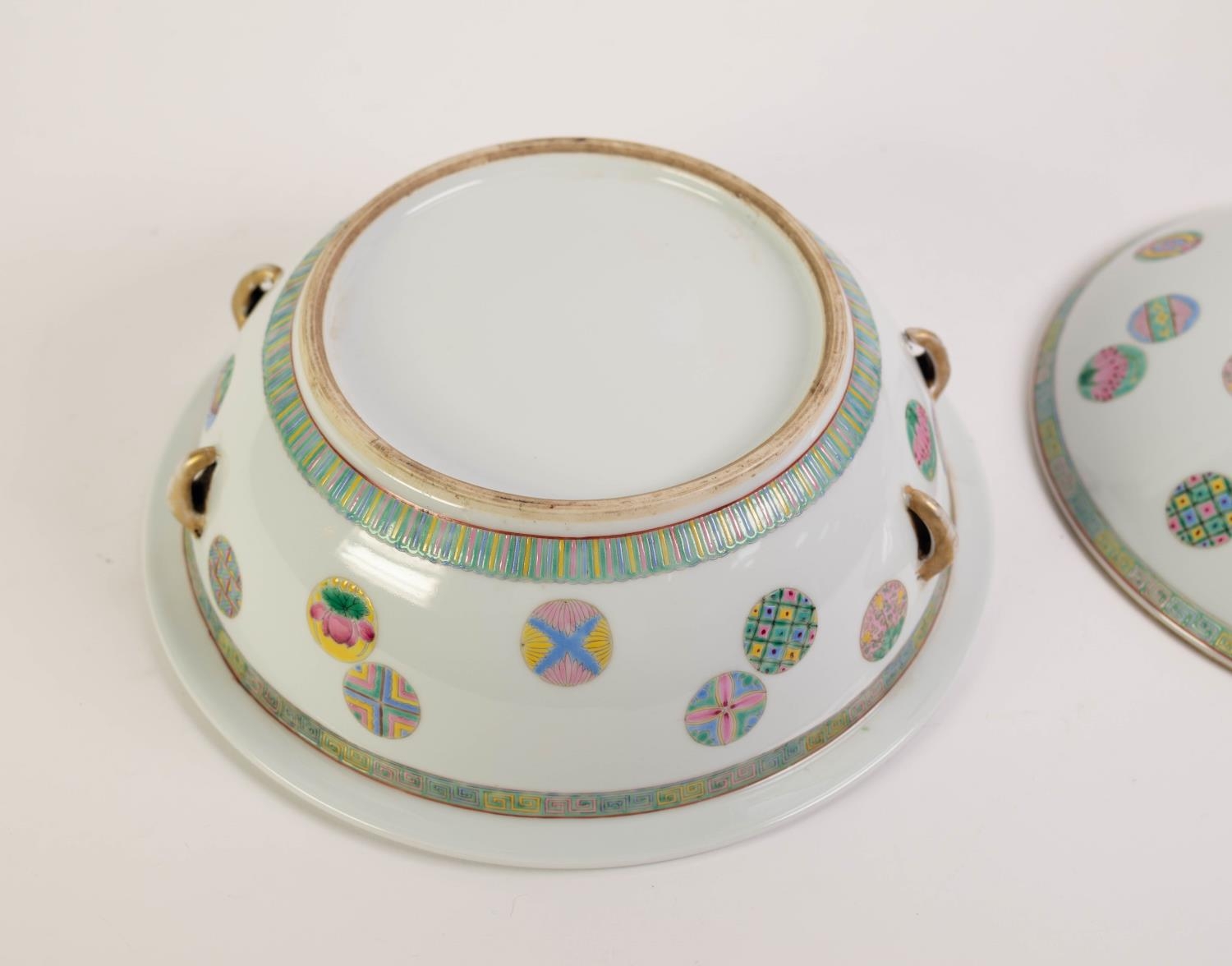 MODERN CHINESE ENAMELLED PORCELAIN SERVING DISH AND COVER, of typical form with small, gilt elephant - Image 4 of 4