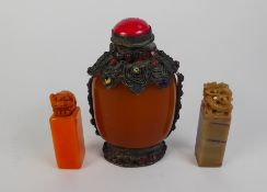 CHINESE AMBER COLOURED RESIN LARGE SUFF BOTTLE AND STOPPER, with brass mounts to the neck and