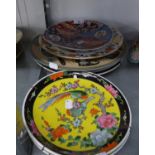 A LARGE JAPANESE WALL PLATE DECORATED WITH TWO GEISHAS , 12" DIAMETER, TWO SMALLER JAPANESE