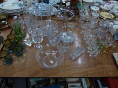 A QUANTITY OF ASSORTED GLASSWARES TO INCLUDE; DRINKING GLASSES, DECANTERS ETC... (2 BOXES)
