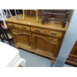 A LATE VICTORIAN MEDIUM OAK DRESSER SIDEBOARD, WITH TWO PIANO FRONTED FRIEZE DRAWERS OVER TWO DOORS,