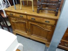 A LATE VICTORIAN MEDIUM OAK DRESSER SIDEBOARD, WITH TWO PIANO FRONTED FRIEZE DRAWERS OVER TWO DOORS,