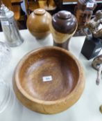 A TWO TONE TURNED WOOD BALUSTER VASE WITH FLAT CIRCULAR LID; A TURNED OAK GLOBULAR BOWL AND COVER, 6
