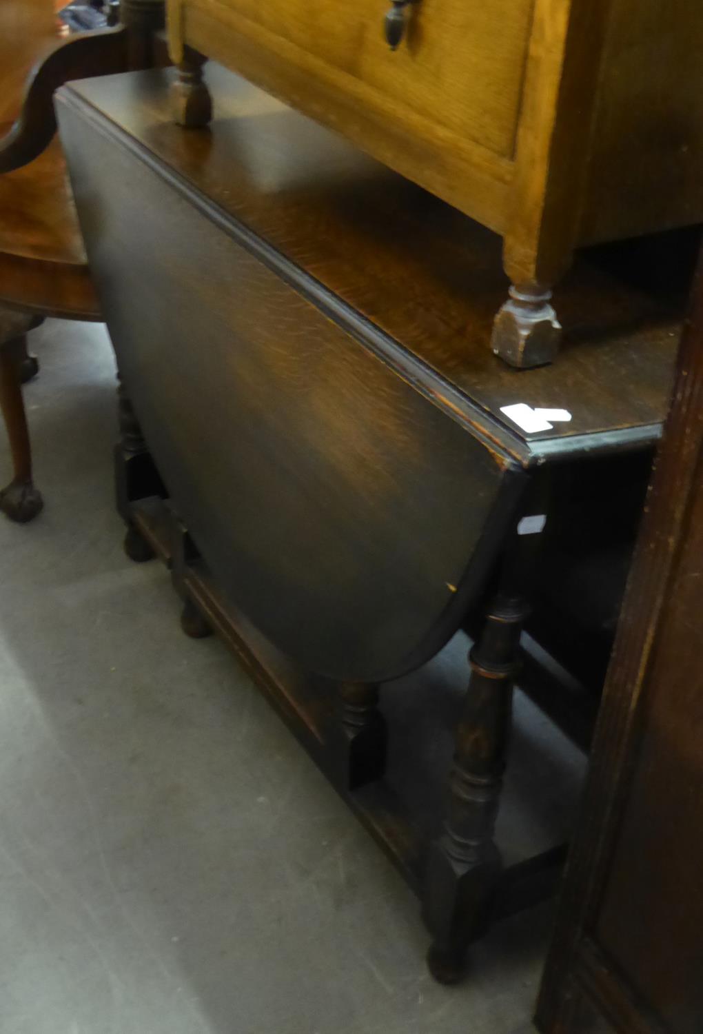 AN OAK OVAL GATE LEG DINING TABLE, ON BALUSTER LEGS, 5? X 3?6?