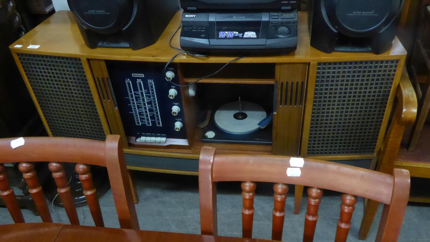 1961 DECCA SRG 650 LIGHT WALNUT CASED STEREOGRAM, WITH SLIDING DOORS, ON TAPERING LEGS, 4?4? WIDE,