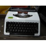 BROTHER 100 MANUAL PORTABLE TYPEWRITER