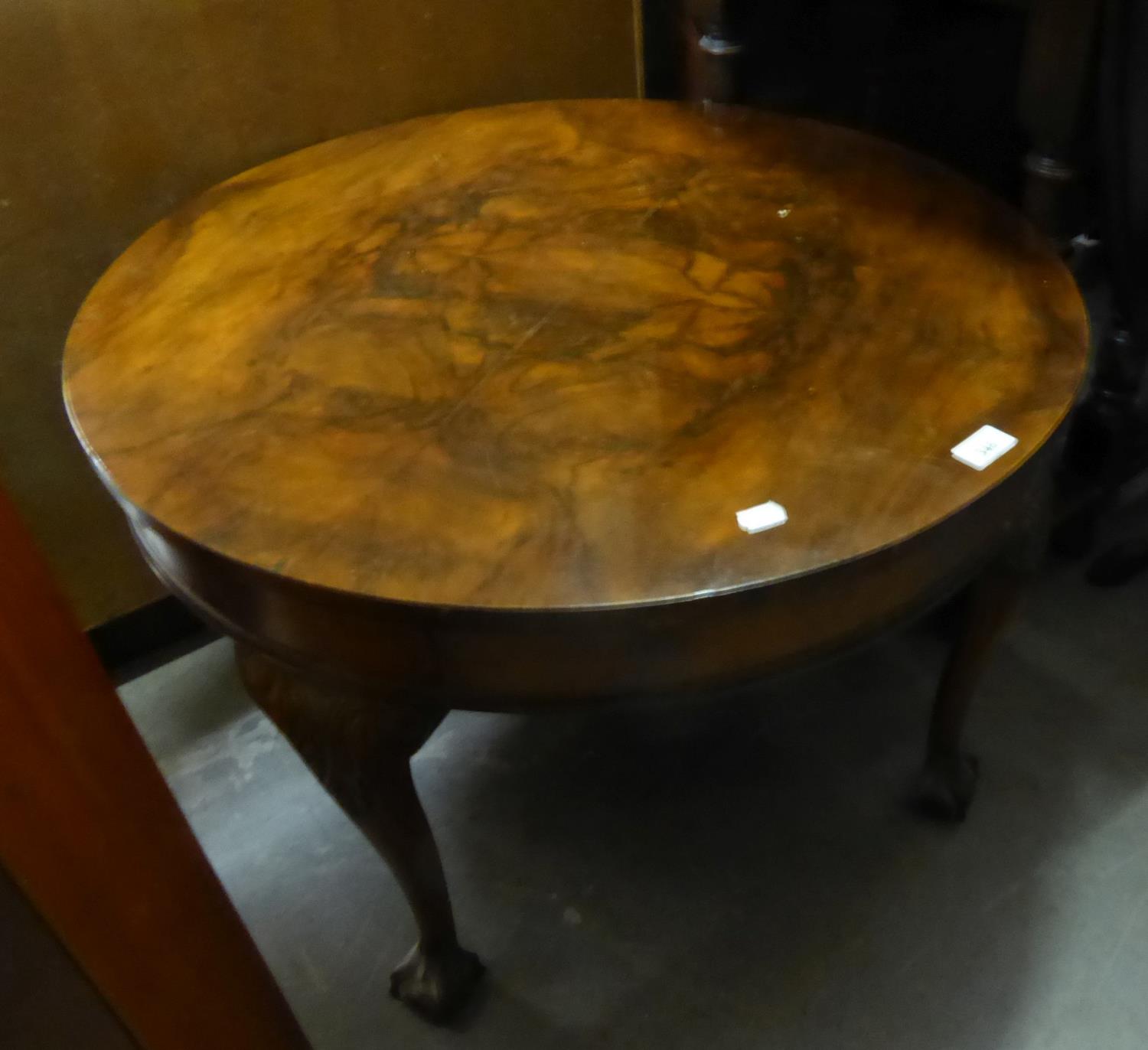 A FIGURED WALNUTWOOD CIRCULAR COFFEE TABLE, ON WELL CARVED CABRIOLE SUPPORT WITH ACANTHUS