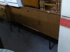 A WALNUT EFFECT MELAMINE FINISH 1960'S SIDEBOARD WITH CENTRE FALL-FRONT COCKTAIL SECTION, WITH