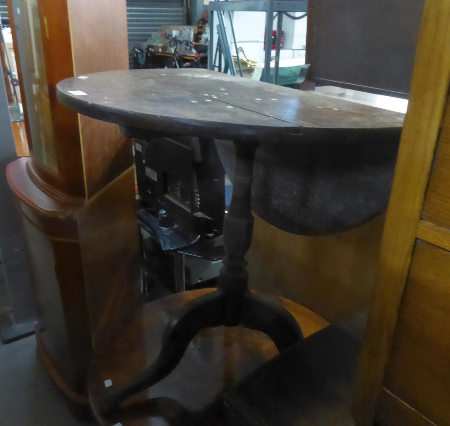 GEORGIAN STYLE OAK CIRCULAR FALL-LEAF OCCASIONAL TABLE ON VASE SHAPED COLUMN AND TRIPOD SUPPORTS,