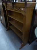 A LARGE PINE PLATE RACK HAVING LATTICE DESIGN TO THE TOP