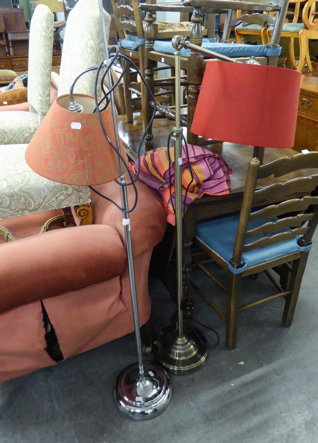 A LATE 20TH CENTURY CHROMIUM PLATED HEIGHT ADJUSTABLE FLOOR STANDING ELECTRIC LAMP, ON CIRCULAR